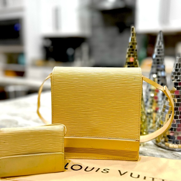 Bundle Louis Vuitton Authentic Epi Leather Shoulder Bag with Matching Compact - Picture 2 of 10